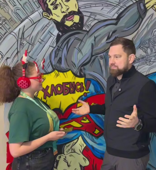 Киберы Донецка взяли интервью у руководителя ФАДН Игоря Баринова на «Новогодней ёлке ценностей»