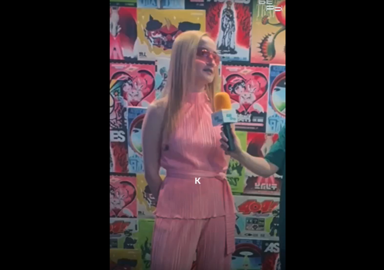 Киберы взяли интервью у певицы Даниэлы Устиновой намконцерте Zenless Signal Lost DJ Live