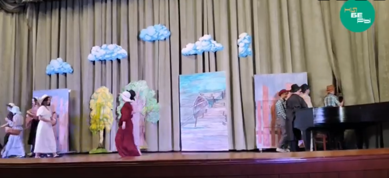 Киберы Индии посетили школьный концерт по мотивам «Тома Сойера»