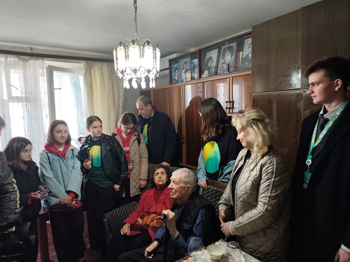 Киберы Москвы поздравили ветерана Людмилу Николаеву с 95-летием и Пасхой, устроили чаепитие и послушали истории о войне