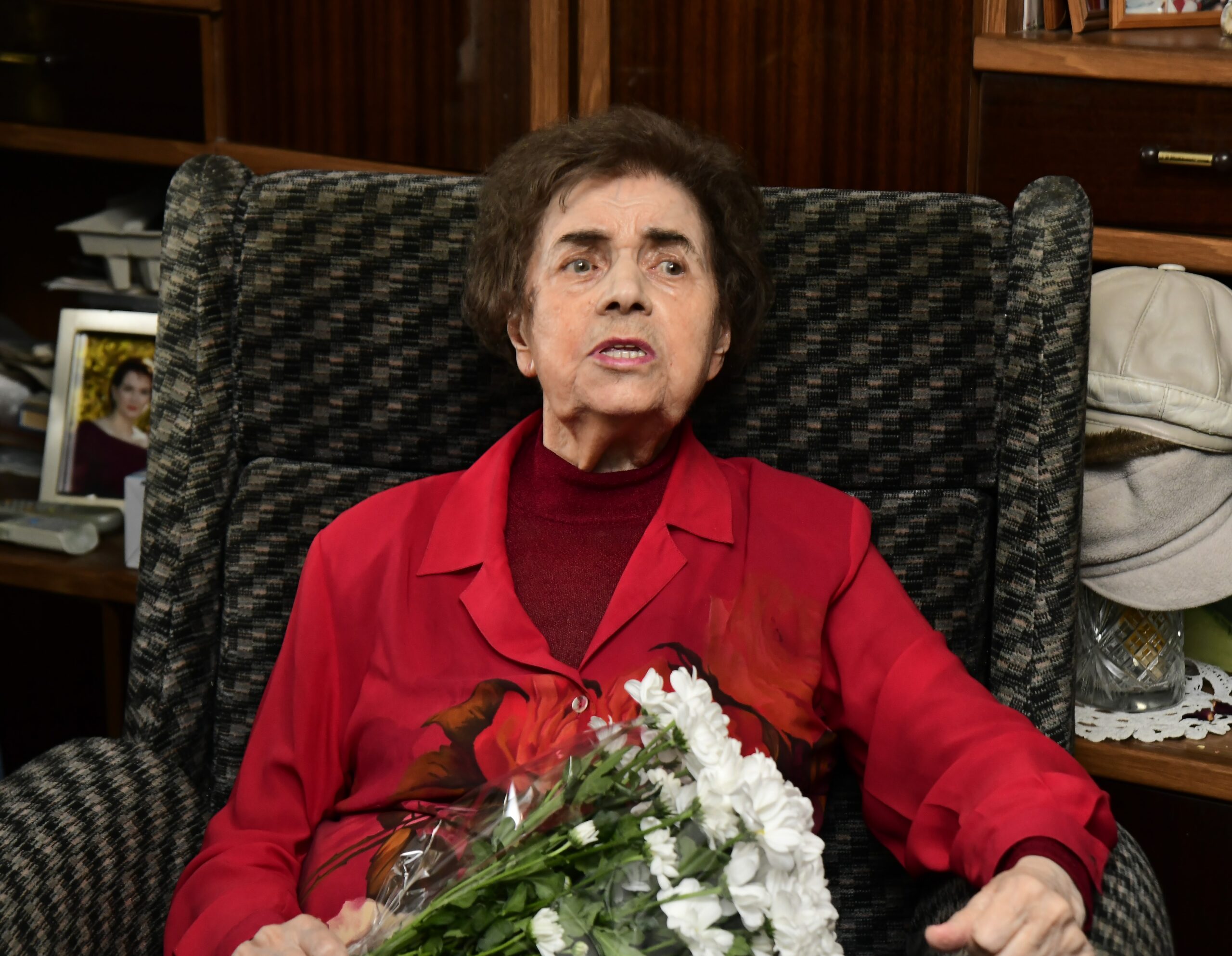 Киберы Москвы поздравили ветерана Людмилу Николаеву с 95-летием и Пасхой, устроили чаепитие и послушали истории о войне