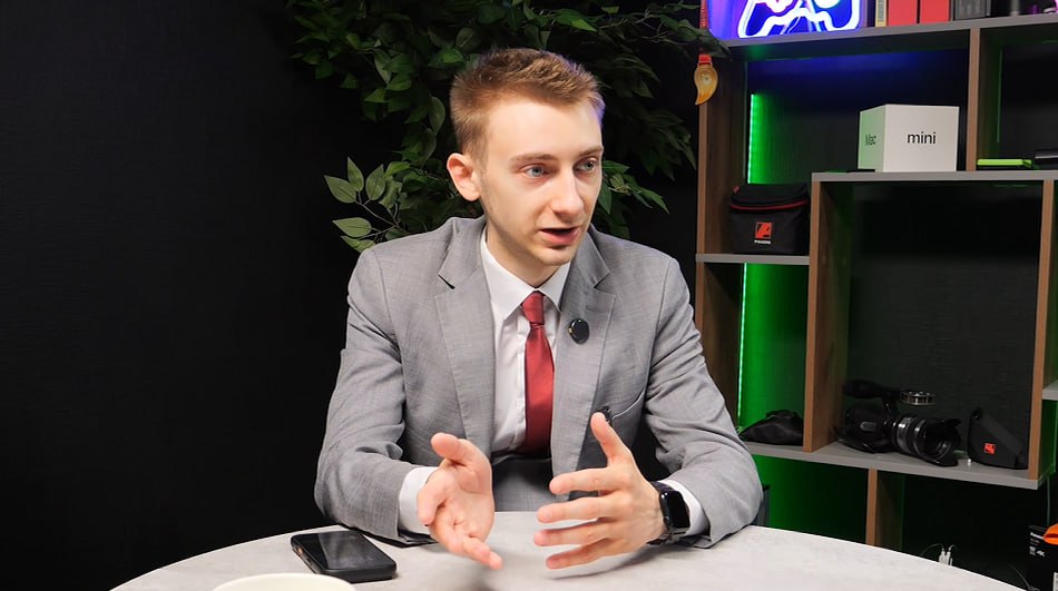 Киберы взяли интервью у общественно-политического деятеля Даниила Кочетова