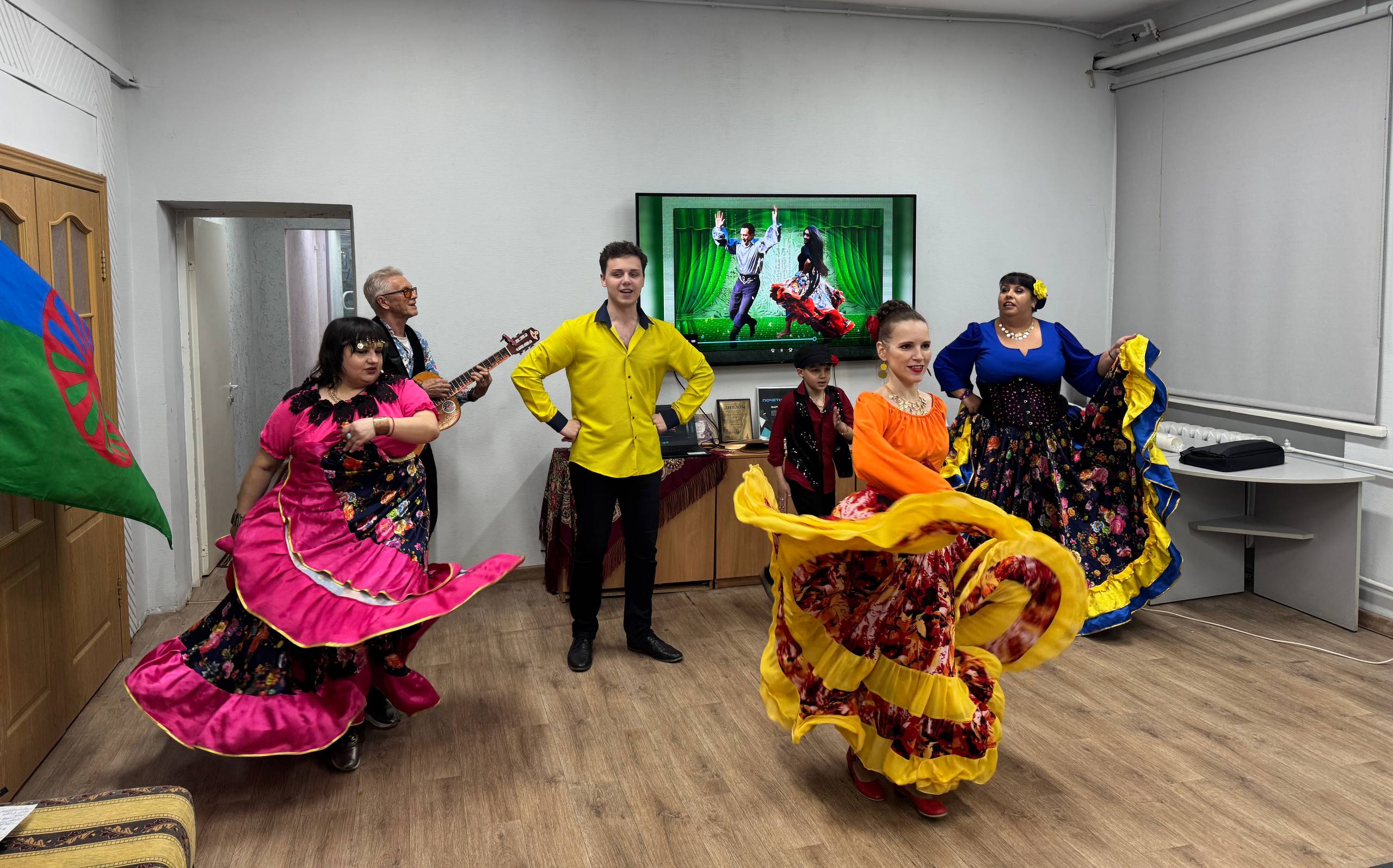 Фоторепортаж с празднования Международного дня цыган в Доме Дружбы Волгограда