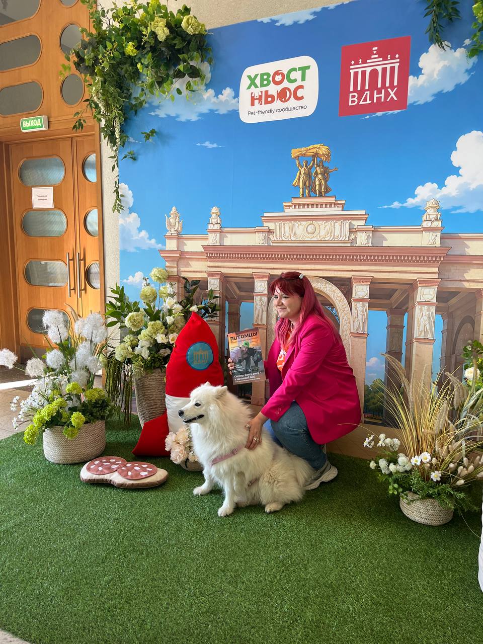 ВДНХ запустила новый маршрут для гостей с питомцами: прогулки с кинологом, pet-friendly кафе и боксы для четвероногих