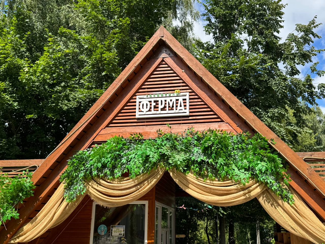 На "Городской ферме" на ВДНХ прошло мероприятие с обзором новых обитателей и гигантской тыквы-рекордсмена
